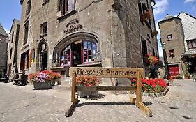 Grande maison dans la cité médiévale de Besse